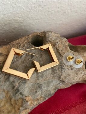 5/$10❤️❤️❤️NEW Square Hoops Stud Earrings Gold Tone Zinc Alloy